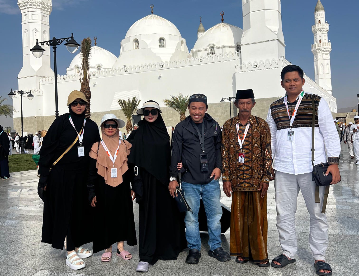 DAMPINGI JAMAAH: Direktur PT Muhammad Tour and Travel Moh. Umar Faruq (baju putih) berfoto bersama dengan para jamaah di depan Masjid Quba, Kota Madinah, Arab Saudi, Kamis (27/11).