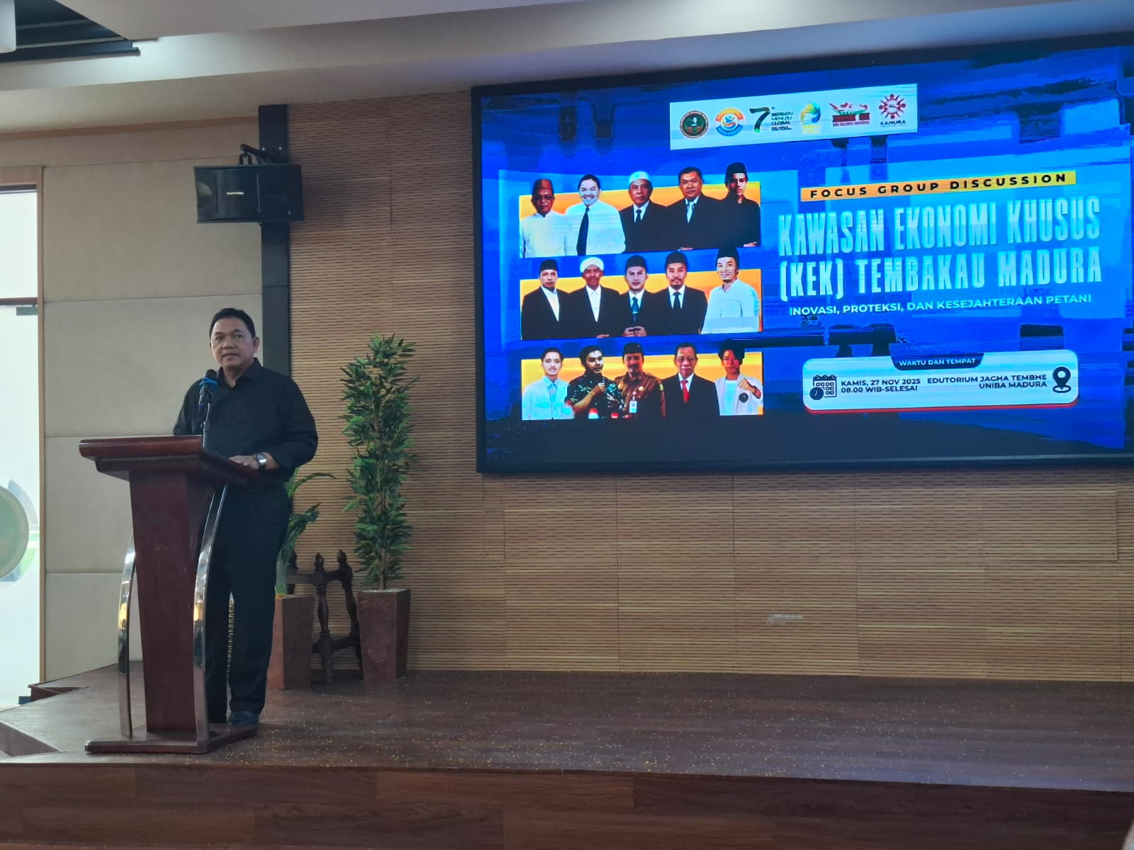 HANGAT: Sejumlah tokoh tengah melakukan FGD tentang KEK Tembakau Madura di Uniba Madura, Kamis (27/11).