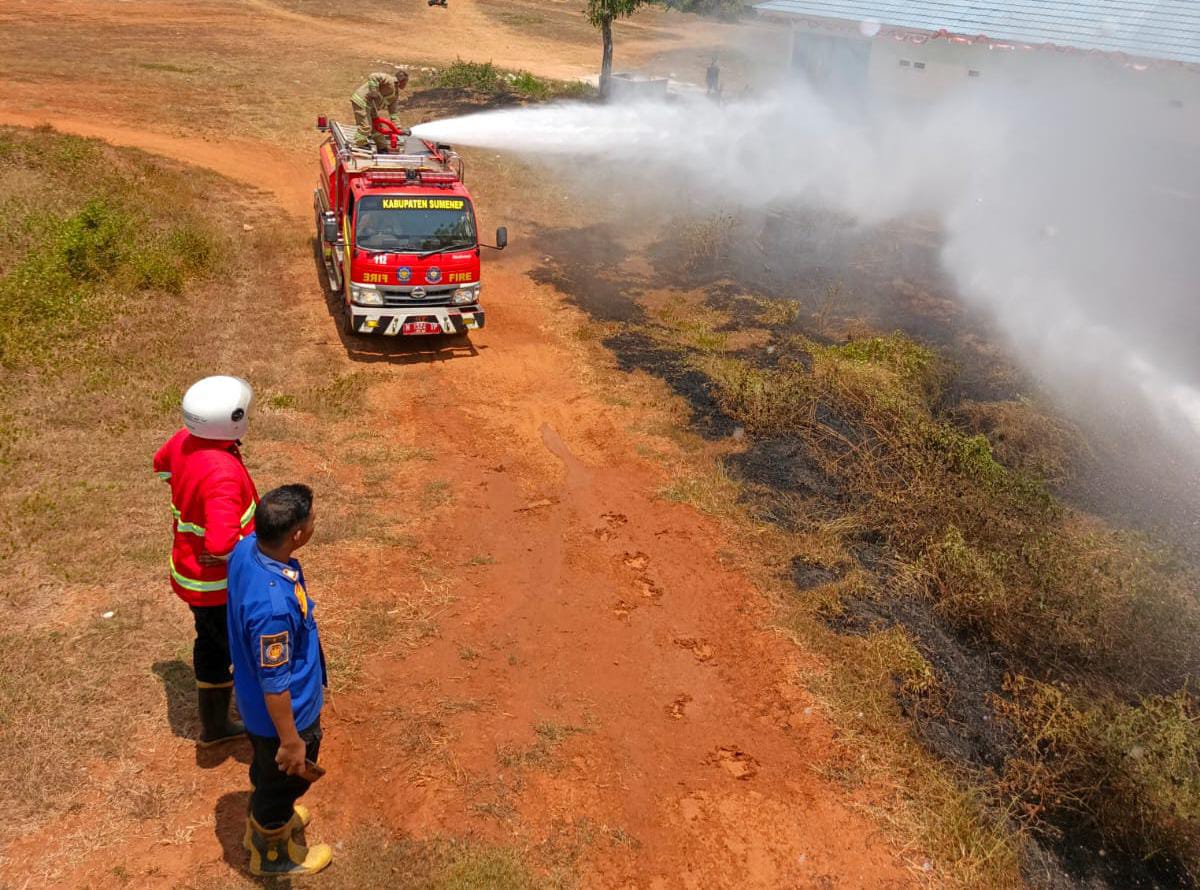 KERJA KERAS: Sejumlah personel damkar tengah memadamkan api di lokasi terjadinya kebakaran.
