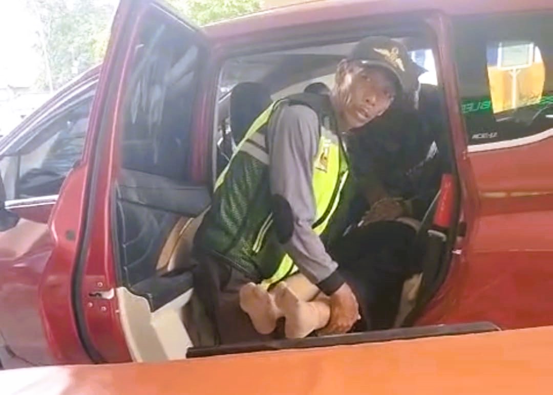 DARURAT: Korban Rita Sugiharto saat dibawa ke rumah sakit usai mengalami kecelakaan di Desa Tlokoh, Kecamatan Kokop, pada Rabu (27/11).