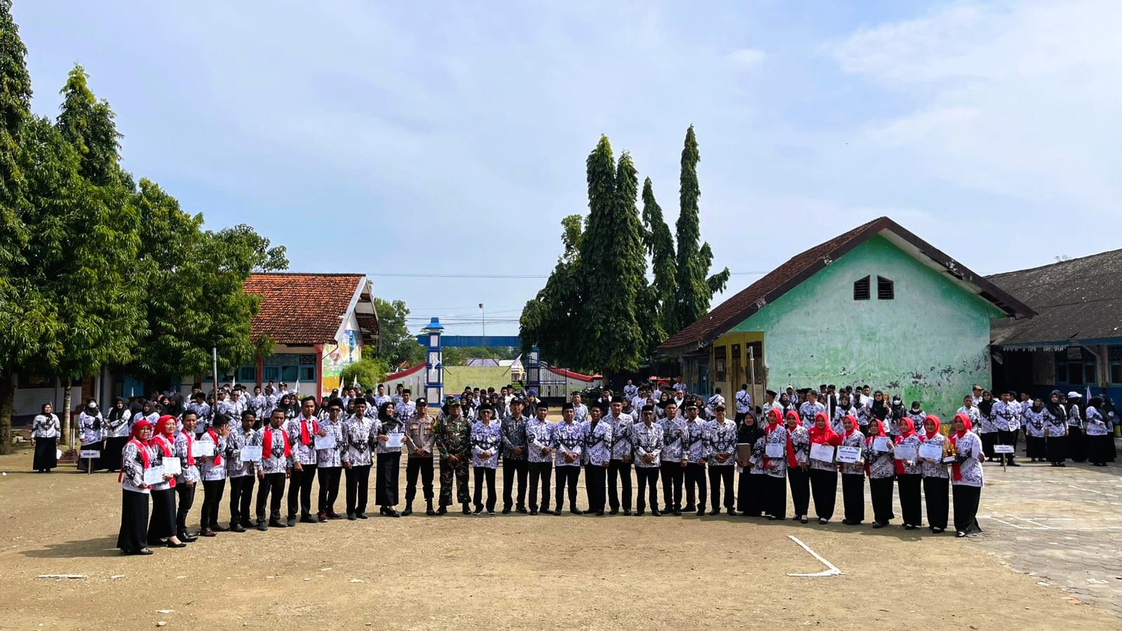 KOMPAK: Pengurus PGRI Konang foto bersama usai mengikuti upacara peringatan HUT PGRI dan HGN, Kamis (27/11).