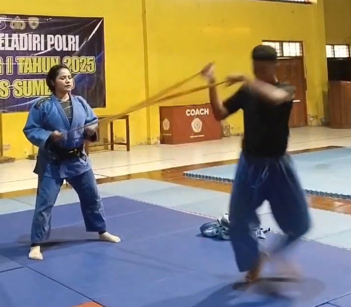 FOKUS: Pelatih Judo Sumenep, Ida Royani (kiri) saat melatih atletnya di lapangan yang berlomasi di Desa Pabian Kecamatan Kota, Kamis (27/11).