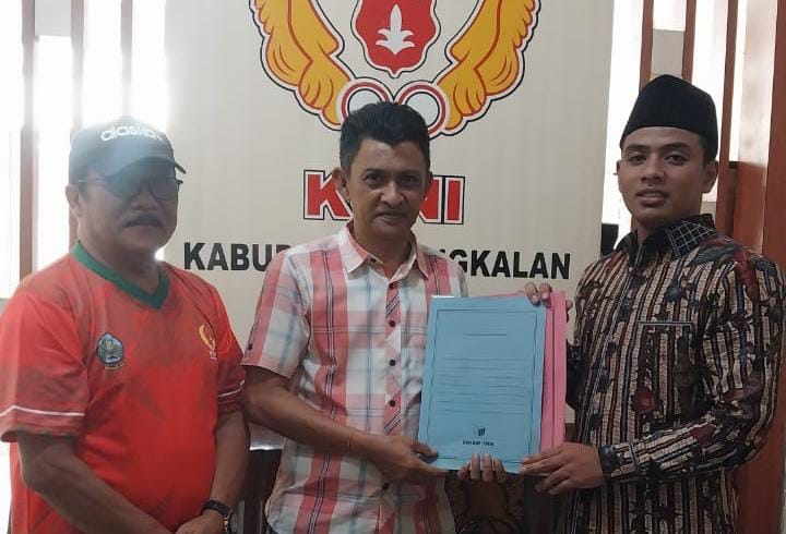 SIAP BERKOMPETISI: Calon ketua umum KONI Kabupaten Bangkalan Tajul Anwar menyerahkan berkas pendaftaran, ke kantor KONI, Kamis (27/11).