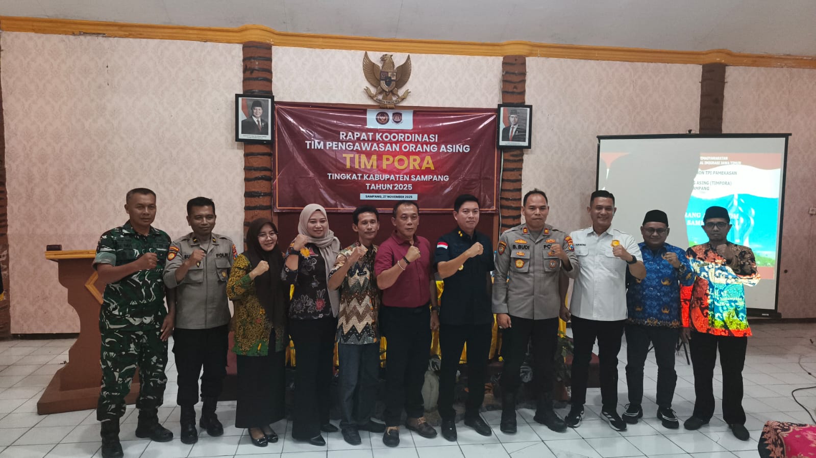 BERSINERGI: TIMPORA Sampang usai menggelar kegiatan di Hotel Camplong pada Kamis (27/11).