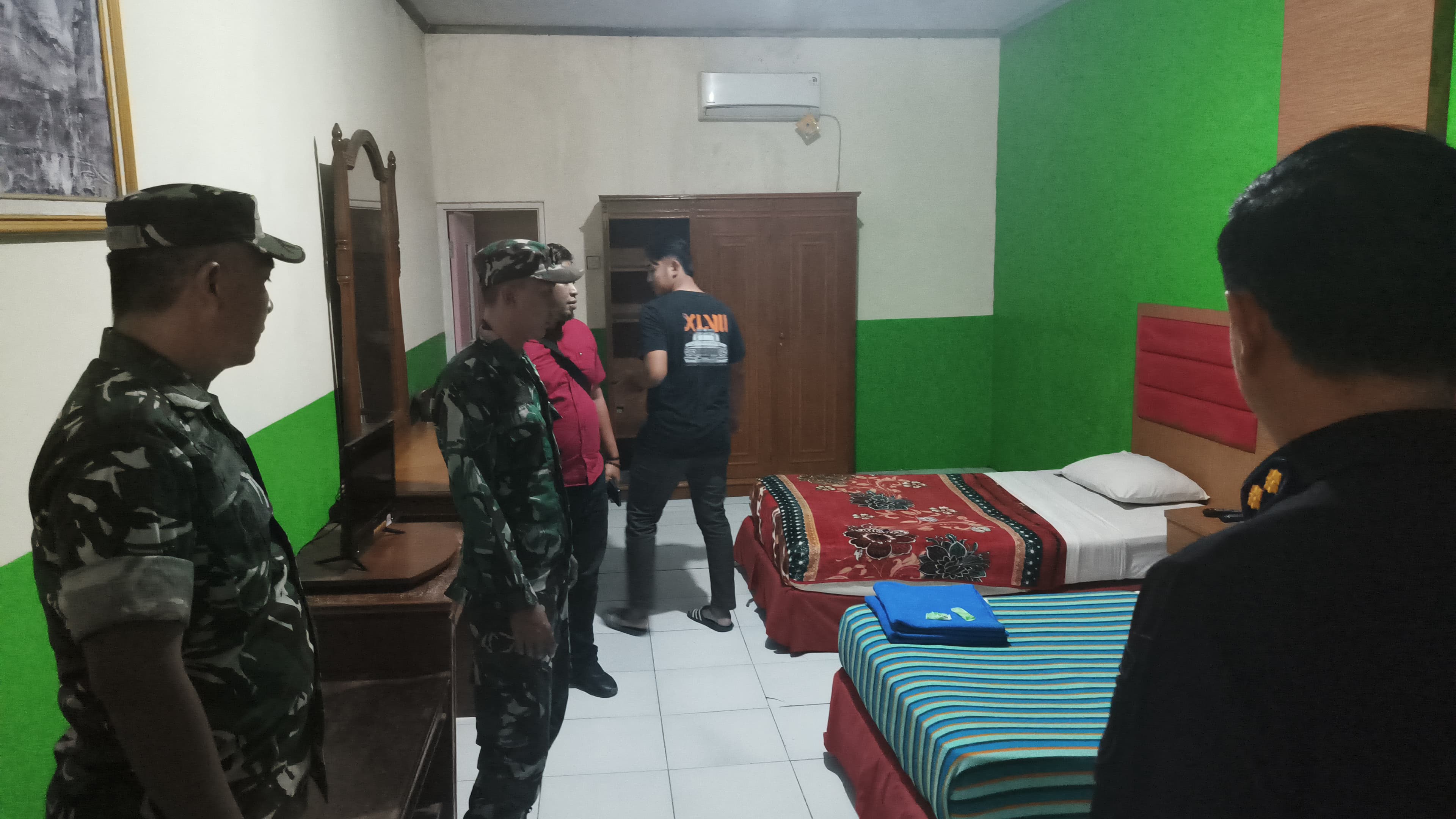 NIHIL: Tim gabungan merazia kamar hotel untuk memastikan adanya WNA di Camplong Sampang.