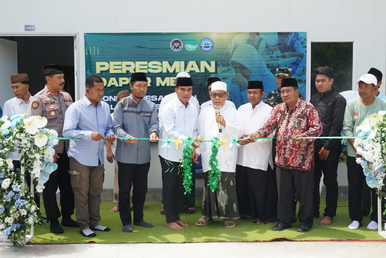LAUNCHING: Bupati Bangkalan Lukman Hakim memotong pita tanda diresmikannya SPPG di Salafiyah Sa&rsquo;idiyah di wilayah Kecamatan Arosbaya, Sabtu (29/11). (PROKOPIM UNTUK JPRM)