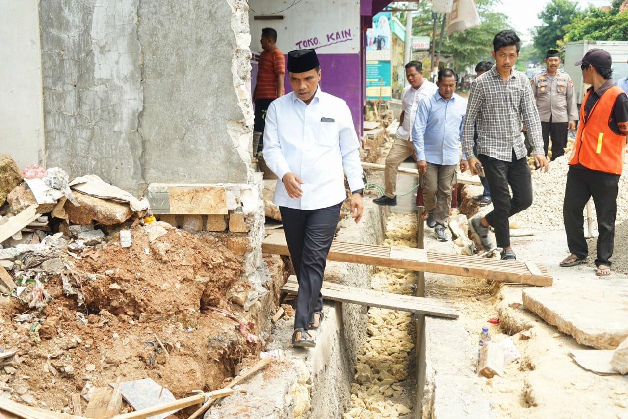 BELUM SELESAI: Bupati Bangkalan Lukman Hakim melihat pengerjaan proyek rehabilitasi saluran, Sabtu (29/11). (PROKOPIM UNTUK JPRM)