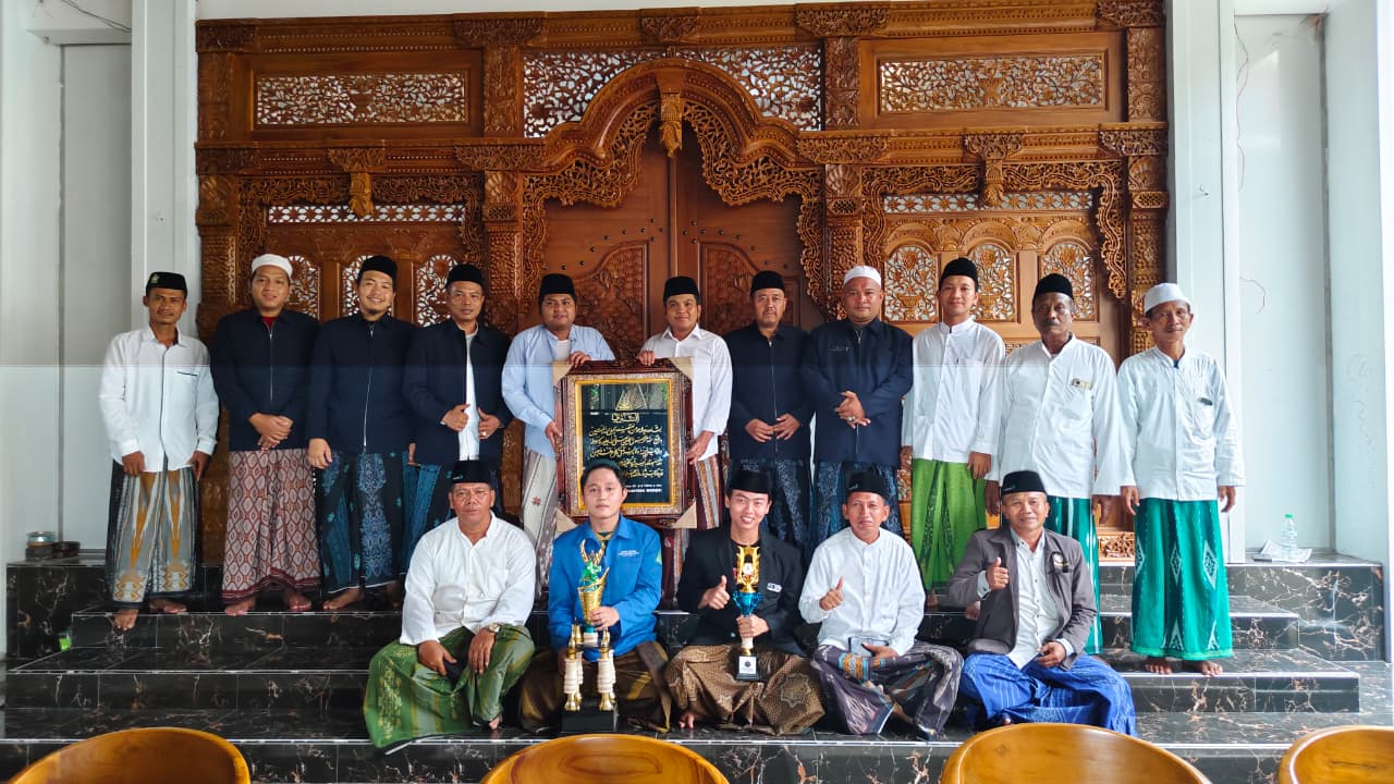 MEMBANGGAKAN: KH. Ali Mustaqim  bersama santri berprestasi, pengurus TMTB dan da