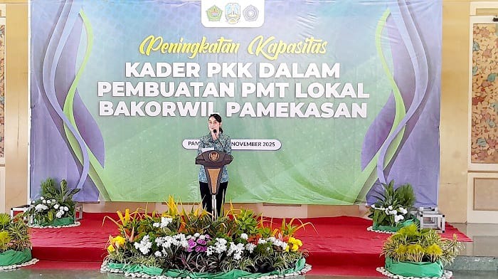 TEGAS: Ketua TP PKK Jatim Arumi Bachsin Emil Dardak menyampaikan sambutan saat acara peningkatan kapasitas kader PKK di Pendopo Ronggosukowati, Jumat (28/11). (M. KHOLIL RAMLI/JPRM)