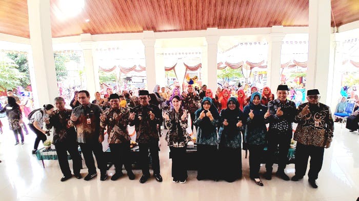 SINERGI: Arumi Bachsin Emil Dardak, S.E., berfoto bersama peserta acara Penguatan Kelembagaan Posyandu di Pendopo Kecamatan Proppo, Pamekasan, Jumat (28/11). (M. HOLIL RAMLI/JPRM)