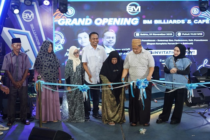 SIMBOLIS: Owner BM Billiards & Cafe H Mohammad Rofiki didampingi keluarga bersama Direktur PT Bawang Mas Group H Khairul Umam memotong pita Sabtu (29/11) malam. (BM BILLIARDS & CAFE UNTUK JPRM)