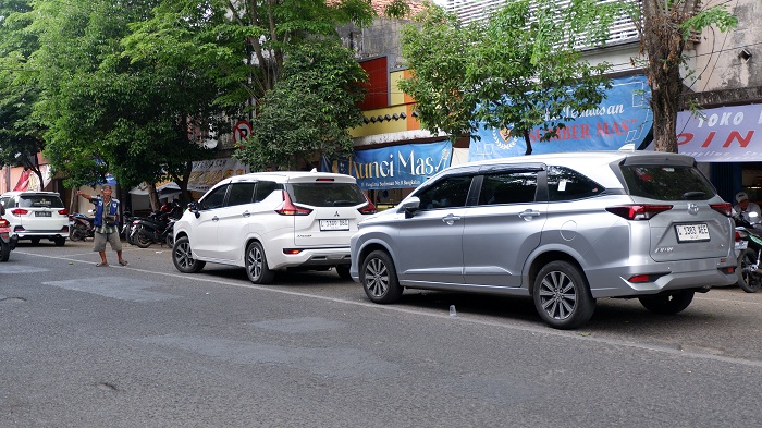 HARUS DIEVALUASI: Juru parkir (jukir) tengah mengawal kendaraan di Jalan Raya Panglima Sudirman, Bangkalan, Kamis (30/10). (VIVIN AGUSTIN HARTONO/JPRM)