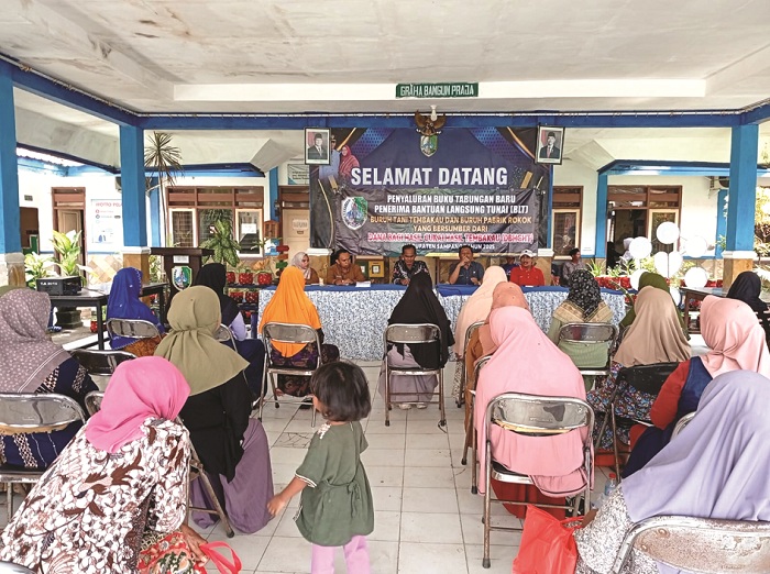 SENANG: Buruh tani tembakau Kecamatan Pangarengan menunjukkan butab saat penyaluran BLT DBHCHT 2025, Kamis (27/11). (DINSOS PPPA UNTUK JPRM)