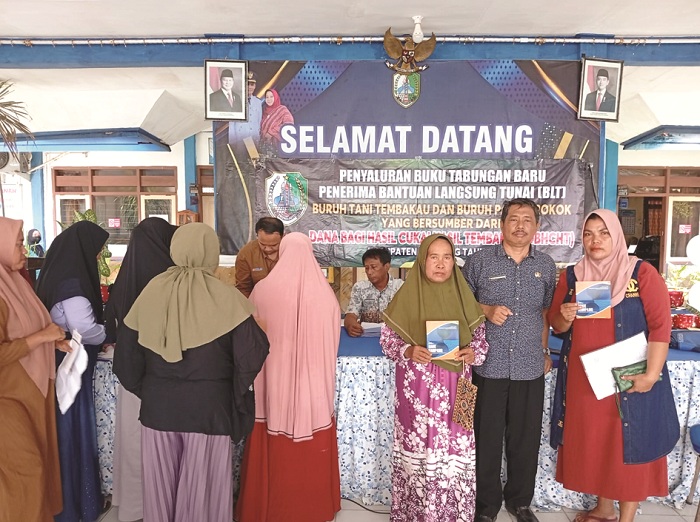 ANTUSIAS: Buruh tani tembakau Kecamatan Pangarengan menunggu penyaluran butab BLT DBHCHT 2025, Kamis (27/11). (DINSOS PPPA UNTUK JPRM)