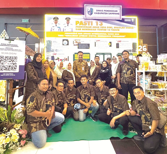 KOMPAK: Plt Kepala Dispendik Sampang Nor Alam berfoto bersama dengan bidang PAUD saat peringatan Hari Aksara Internasional di Surabaya Senin (1/12). (DISPENDIK SAMPANG UNTUK JPRM)