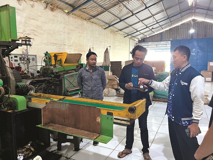LEGALITAS: Diskopindag saat melakukan pendataan di salah satu perusahaan rokok di Kecamatan Camplong, Kabupaten Sampang, beberapa waktu lalu. (DISKOPINDAG UNTUK JPRM)