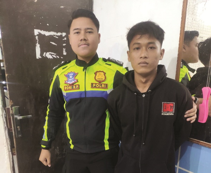 DITAHAN: Tersangka tabrak lari Choirul Anam menyerahkan diri ke Satlantas Polres Sampang, dini hari Senin (1/12). (HUMAS POLRES UNTUK JPRM)