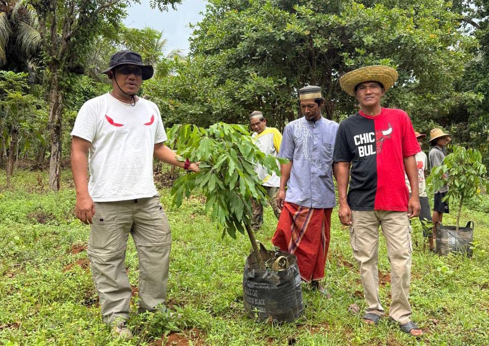 PEDULI: Politisi PDI Perjuangan Sumenep Darul Hasyim Fath saat menanam pohon kelengkeng di Pulau Masakambing, Kecamatan Masalembu, Sabtu (29/11).