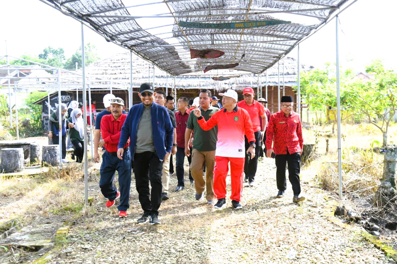 TURUN LANGSUNG: Bupati Sumenep Achmad Fauzi Wongsojudo bersama kepala OPD dan jajaran lainnya saat meninjau objek wisata tani di Kecamatan Ganding pada Jumat (28/11).
