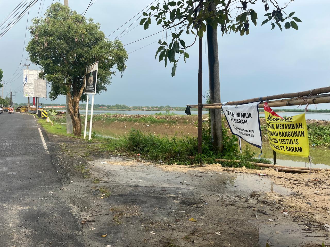 BERMASALAH: Kondisi proyek normalisasi Sungai Gunggung di Kecamatan Kota milik Dinas PUTR Sumenep yang dihentikan PT Garam, Minggu (30/11).