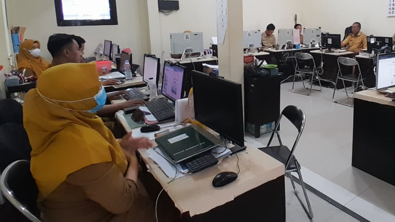 FOKUS: Pegawai BKPSDM Pamekasan sedang bekerja di kantornya beberapa waktu lalu.