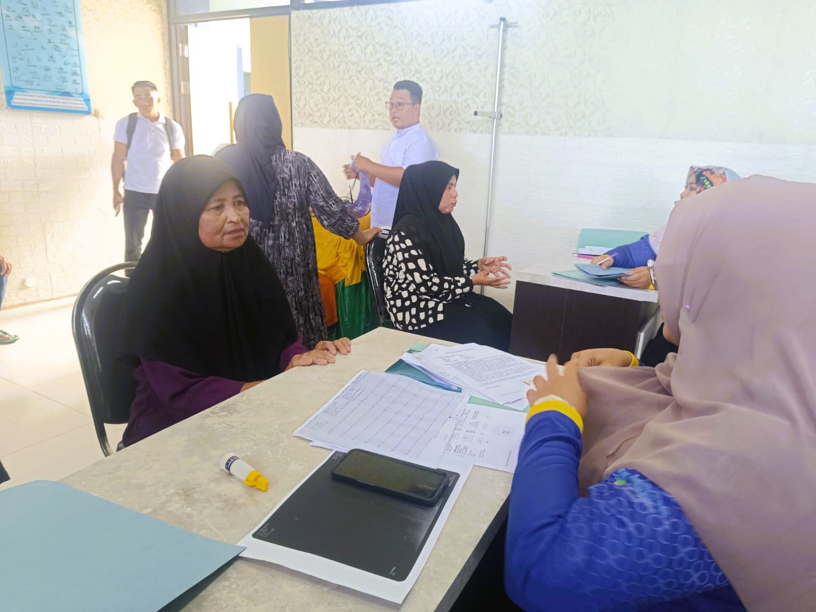 PELAYANAN: Petugas saat memeriksa CJH di Puskesmas Ketapang Rabu (26/11).