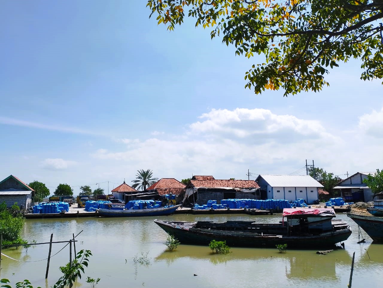 DEMI KELUARGA: Nelayan hendak pulang dari kapalnya di Desa Taddan, Camplong, Minggu (30/11).