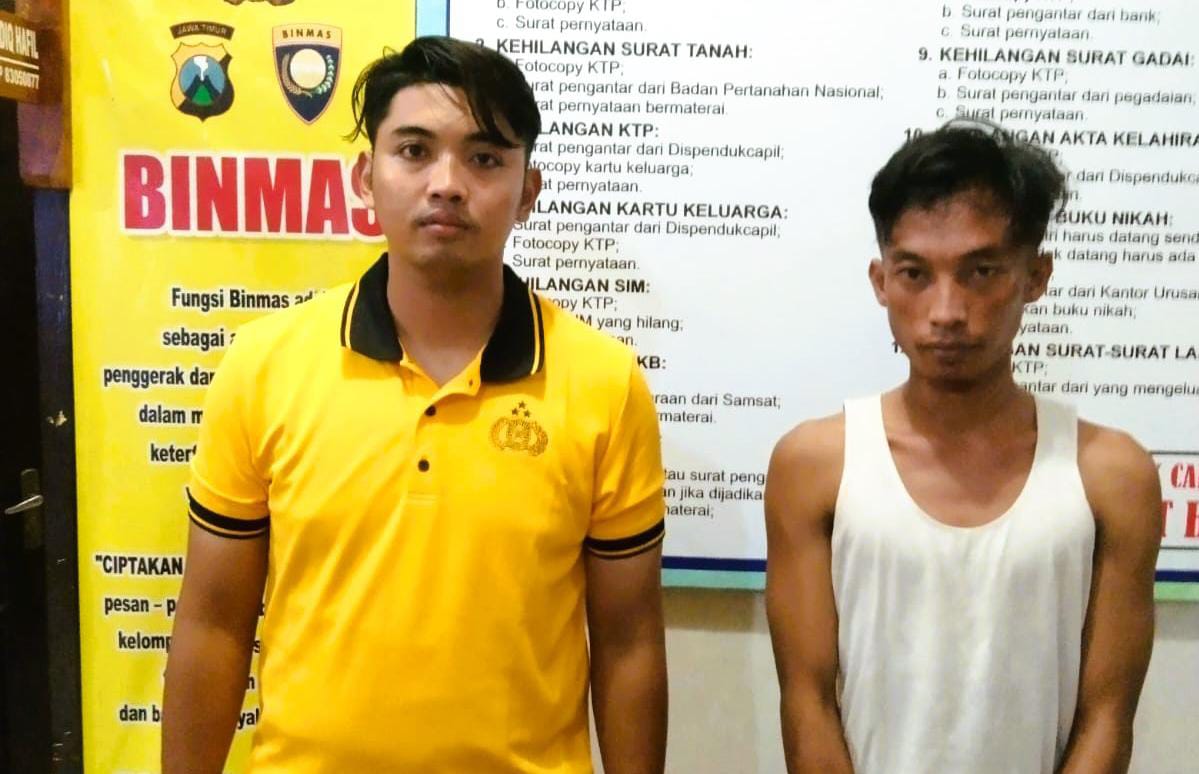 TAK BERKUTIK: Tersangka Nabil saat diamankan anggota Polsek Camplong sebelum dilimpahkan kepada Satreskrim Polres Sampang, Jumat (28/11) malam.