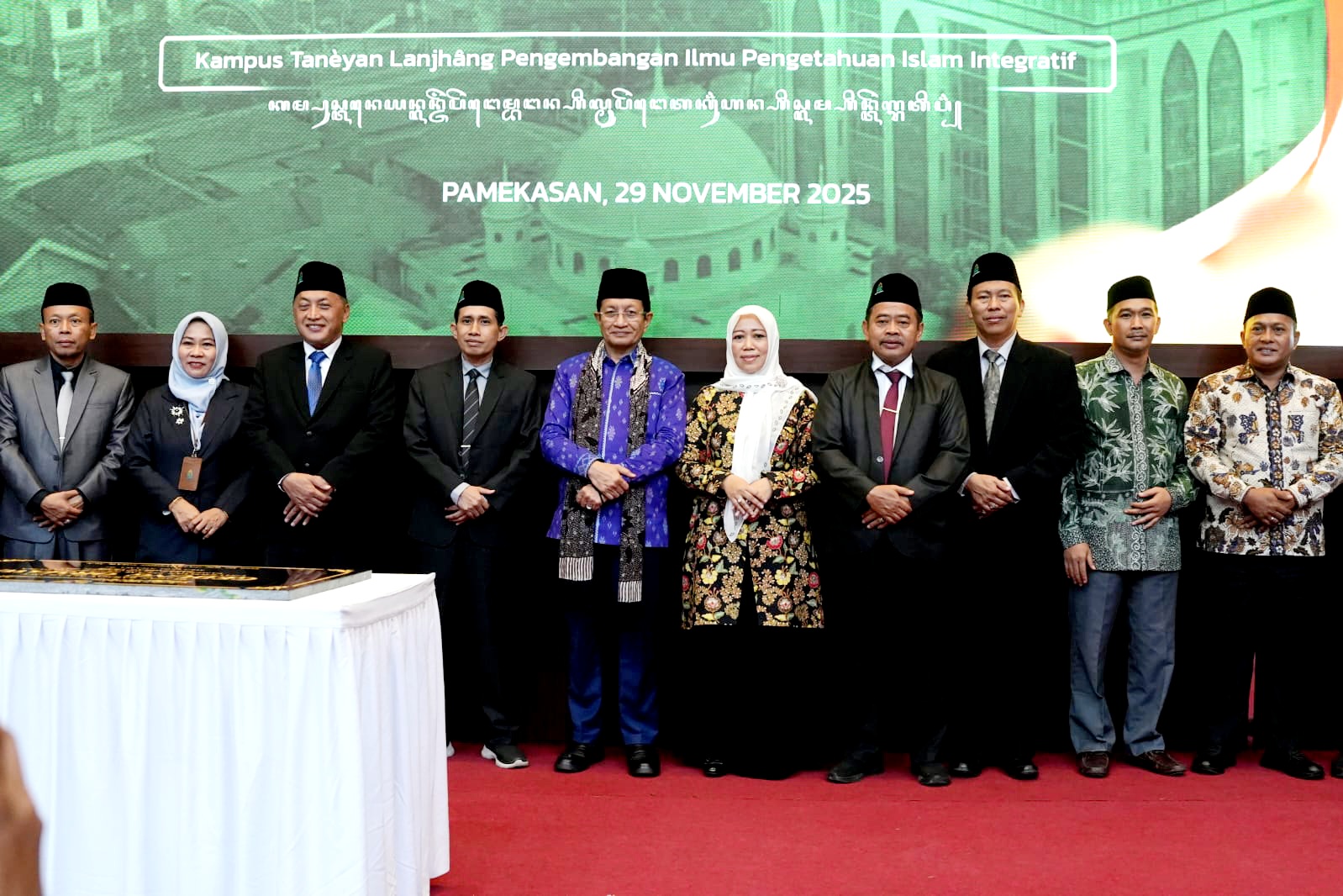 KOLABORATIF: Menag RI KH. Nasaruddin Umar bersama jajaran civitas academica UIN Madura.