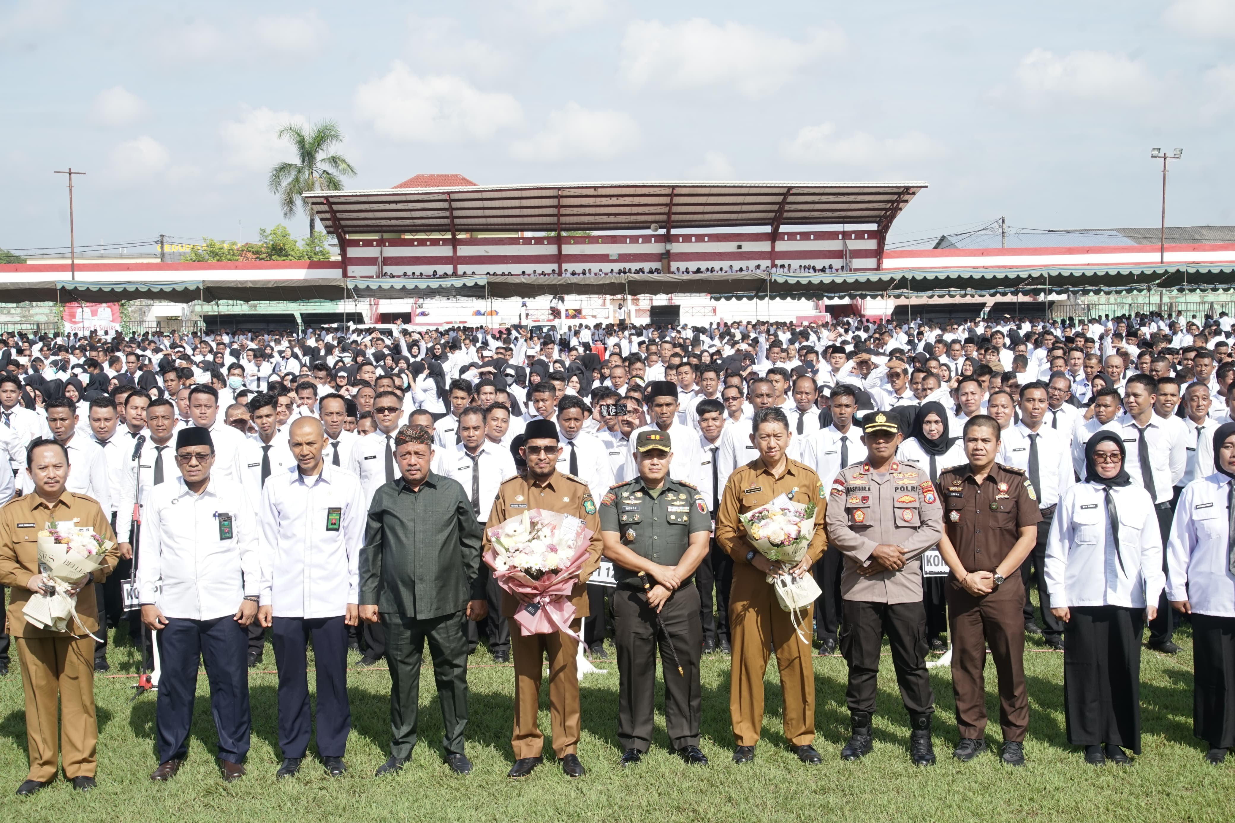 KOMPAK: Bupati Sumenep Achmad Fauzi Wongsojudo (lima dari kiri) berfoto bersama dengan P3K Paruh Waktu usai menerima SK di Gor. A. Yani Sumenep, Senin (1/12)