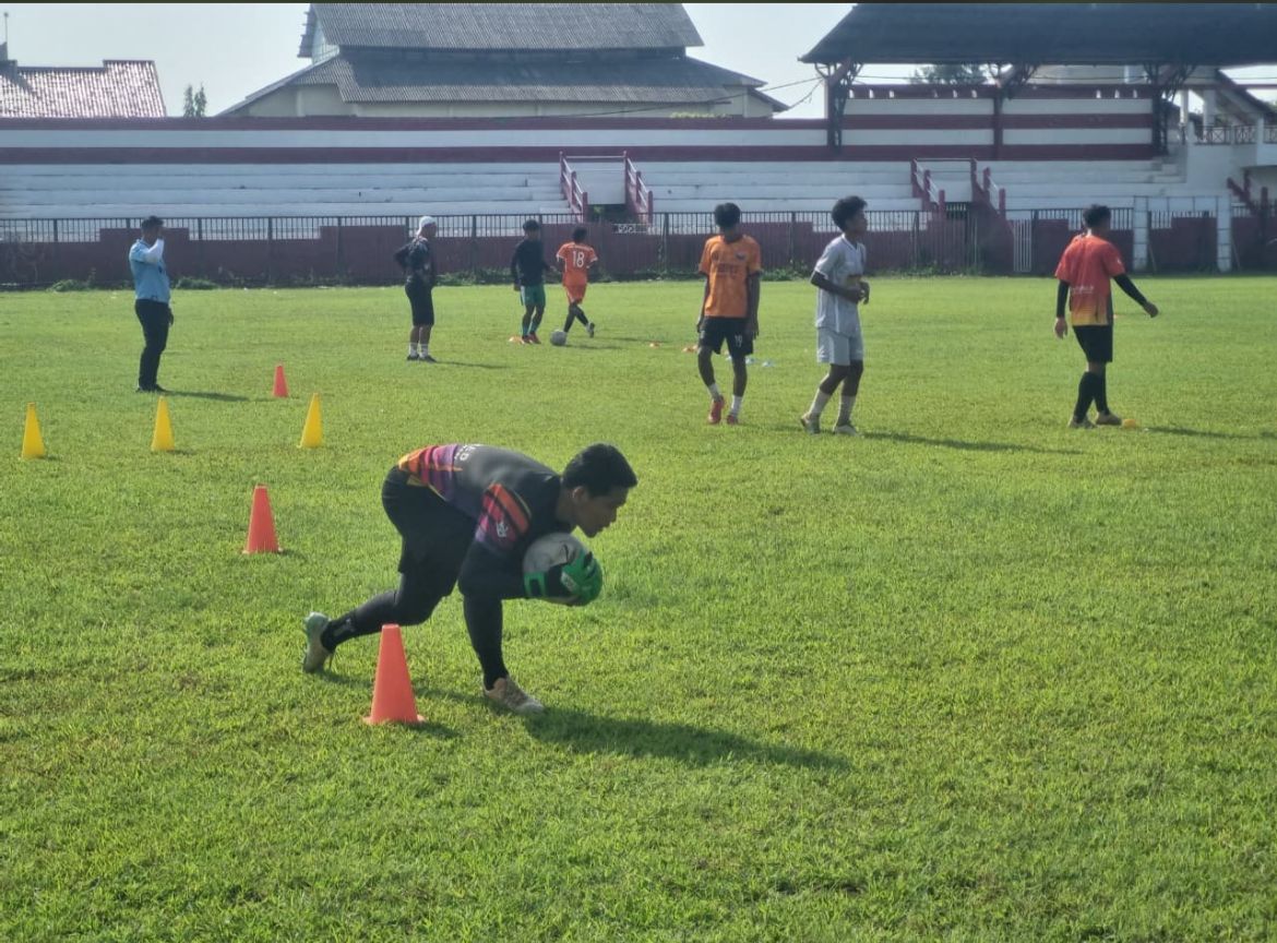 FOKUS: Sejumlah atlet Perssu Madura City sedang latihan di Stadion A. Yani, Desa Pabian, Kecamatan Kota Sumenep, Sabtu (29/11).