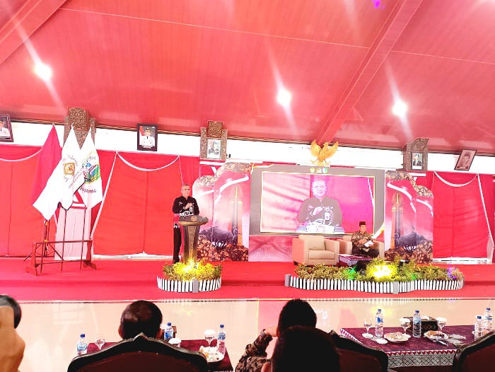 TEGAS: Kepala BPK Perwakilan Provinsi Jatim Yuan Candra Djaisin saat memberikan sosialisasi tentang akuntabilitas pengelolaan DD di Pendapa Trunojoyo, Sampang, Jumat (28/11). (UBAIDILLAHIR RAIE/JPRM)