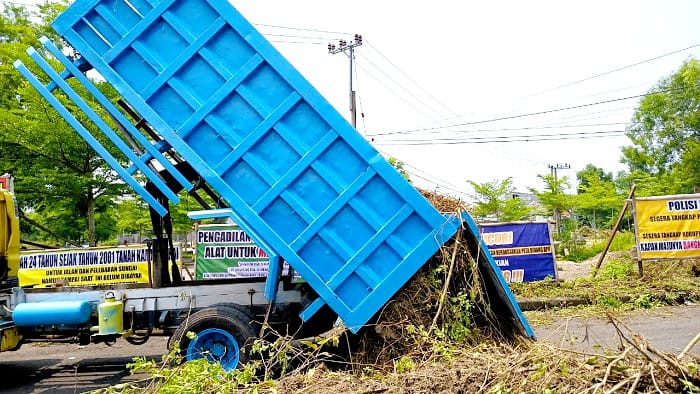 DIDUGA BERMASALAH: Truk bermuatan sampah memblokade Jalan Kinibalu Bangkalan Senin (1/12). (ZEINAL ABIDIN/JPRM)