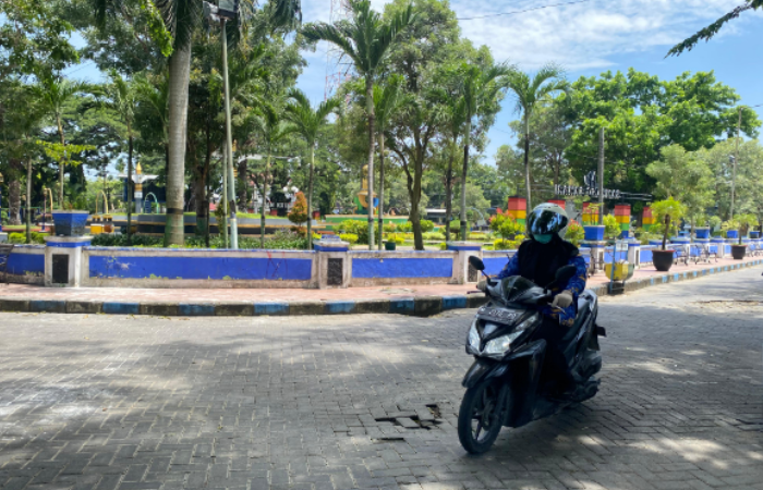 KEPEGAWAIAN: Seorang ASN melintas di depan Kantor Bupati Sampang, Senin (1/12).