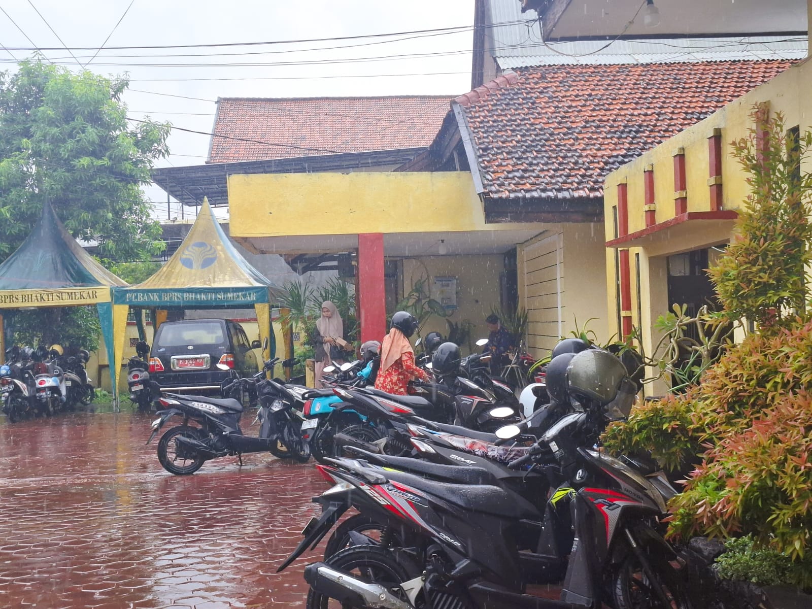 CERAH: Masyarakat keluar dari kantor Dinsos P3A Sumenep, Kelurahan Pajagalan, Kecamatan Kota, Kamis (20/11).