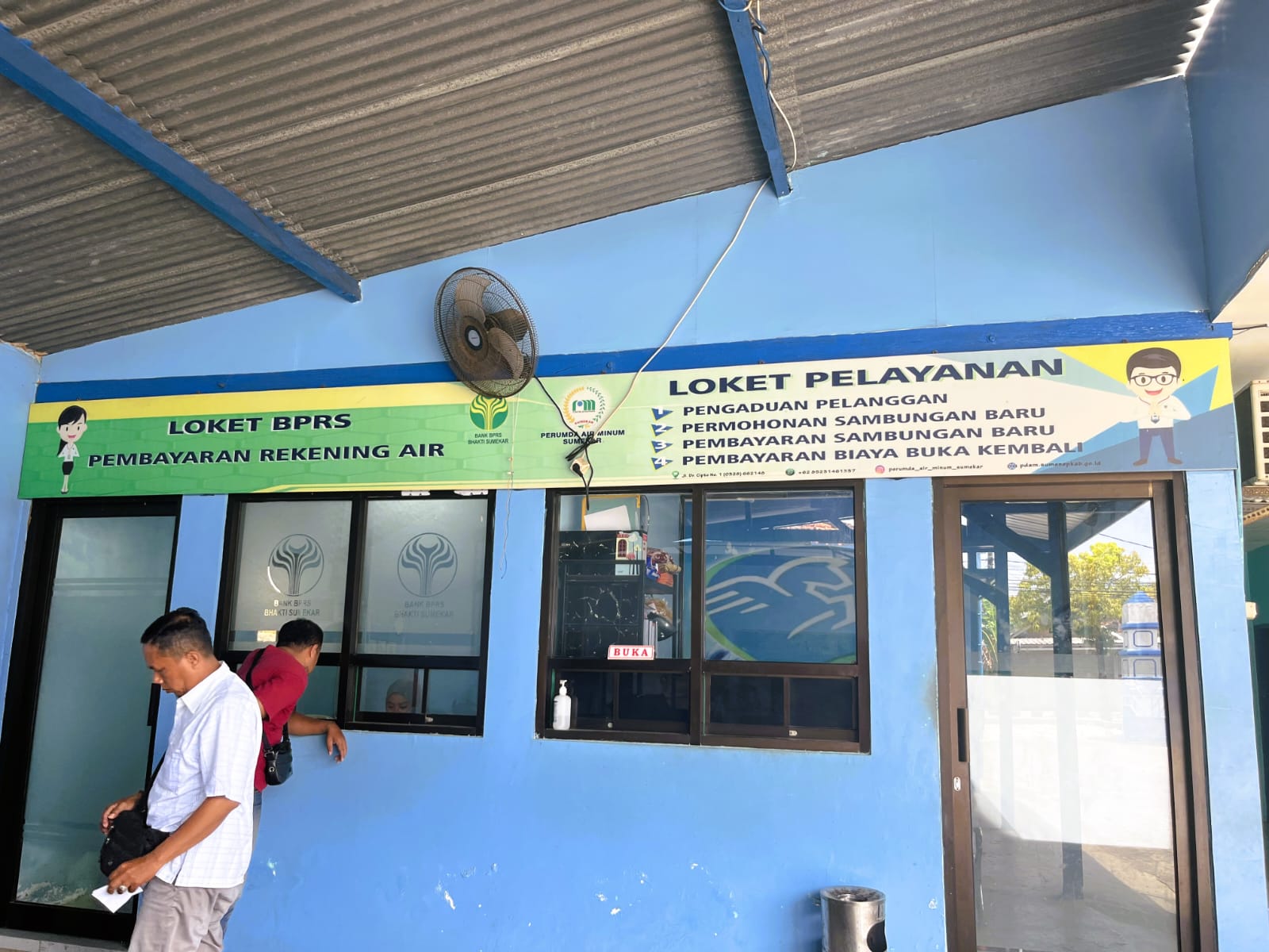 PUSAT LAYANAN: Warga sedang berada di kantor Perumda Air Minum Sumekar atau PDAM Sumenep di jalan dr Cipto Desa Kolor Kecamatan Kota, Senin (1/12).