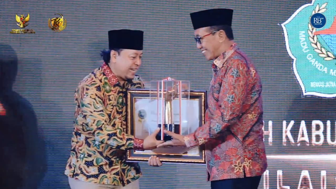 PRESTASI: Bupati Pamekasan KH Kholilurrahman menerima penghargaan KI Awards Jawa Timur 2025, Sabtu (29/11).