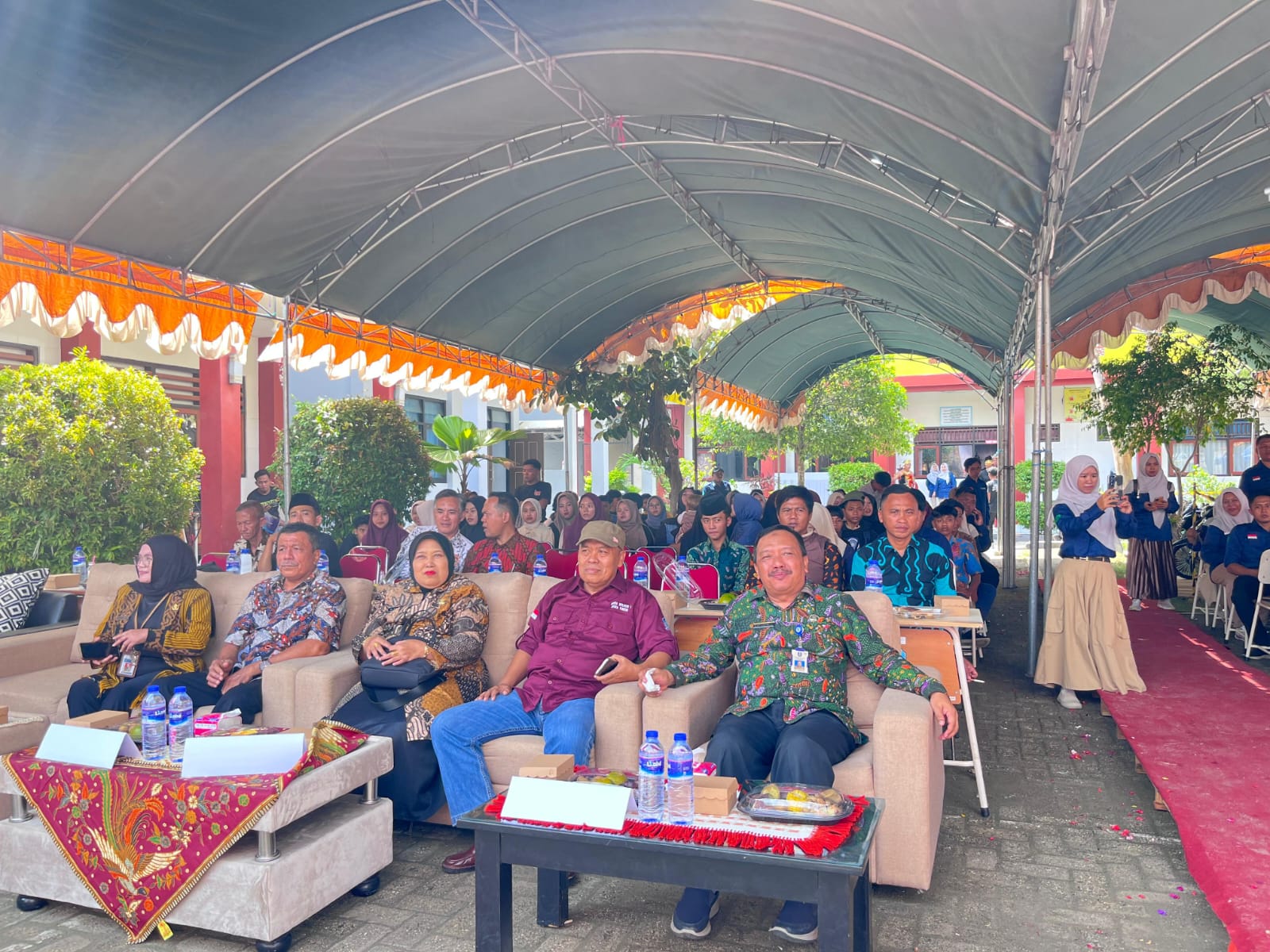 INOVATIF: Kepala SMKN 1 Tlanakan (kiri) dan Kacabdin Provinsi Jatim Wilayah Pamekasan (kanan) dalam acara Expo Frozen Food Program Proyek Kreatif dan Kewirausahaan (PKK) SMKN 1 Tlanakan, Kamis (27/11)