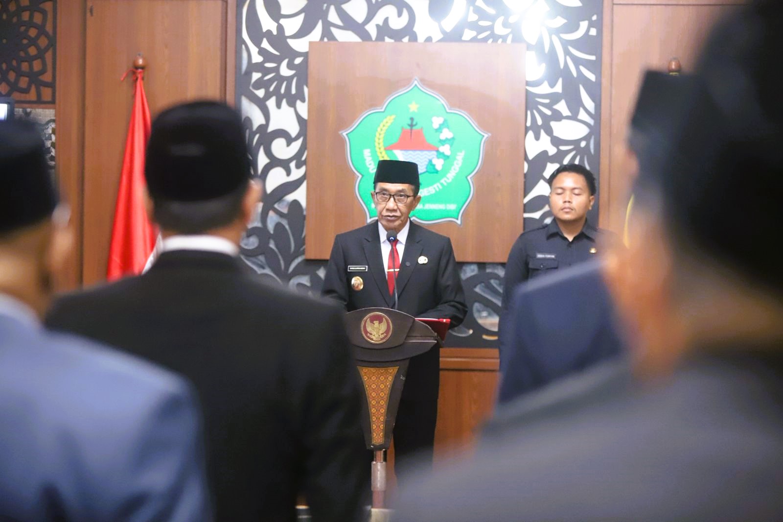 SUMPAH JABATAN: Bupati Pamekasan KH Kholilurrahman mengukuhkan puluhan JPTP di Peringgitan Dalam Pendopo Ronggosukowati Selasa (18/11).