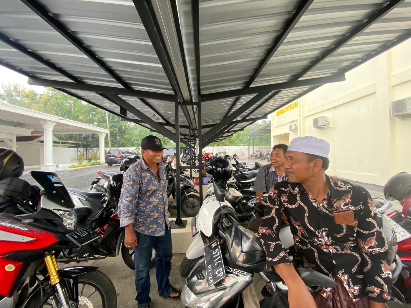 TINDAK LANJUT: Pelapor berada di sekitar Polres Pamekasan usai diperiksa penyelidik, Rabu (26/11).