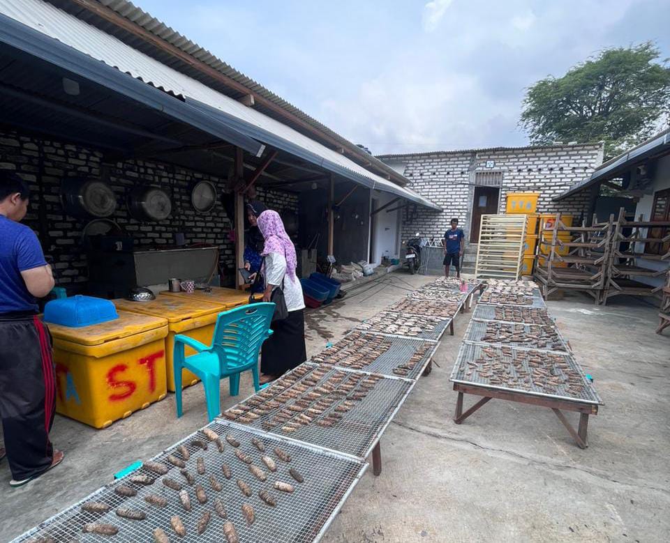 FASILITASI: Petugas saat melakukan pendampingan kepada pelaku usaha Desa Taddan, Kecamatan Campolng, Sampang, beberapa waktu lalu.