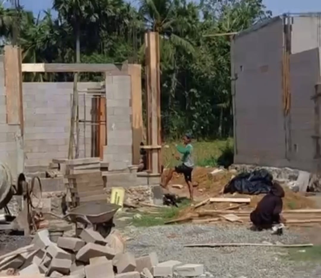 BELUM KELAR: Proses pengerjaan fisik program KNMP di Desa Dapenda, Kecamatan Batang-Batang, Sumenep, pada Sabtu (29/11).