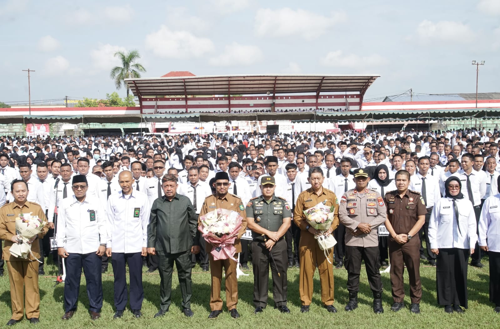 KOMPAK: Bupati Sumenep Achmad Fauzi Wongsojudo (lima dari kiri) berfoto bersama dengan PPPK paro waktu usai menerima SK di GOR A. Yani Sumenep, Senin (1/12).