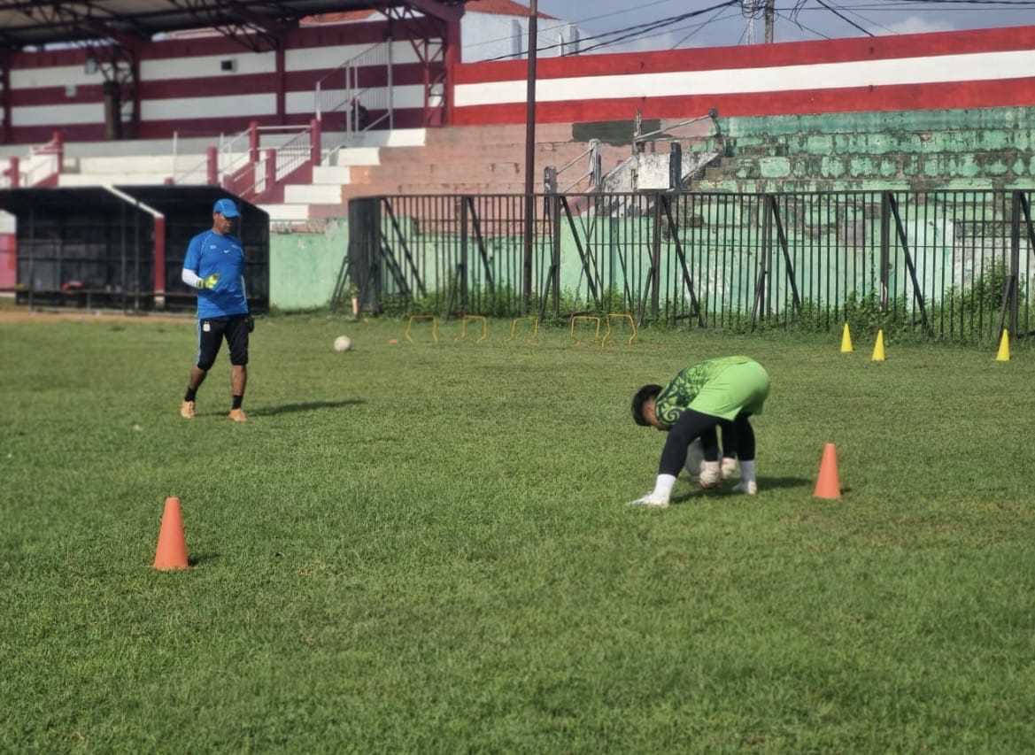 FOKUS: Sejumlah atlet Perssu Madura City sedang melakukan latihan di Stadion A. Yani, Desa Pabian, Kecamatan Kota Sumenep, Sabtu (29/11).