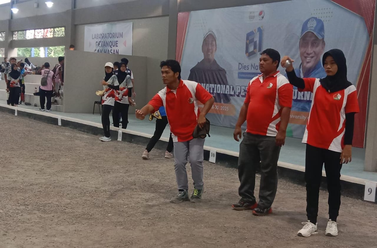 TALENTA MUDA: Atlet FOPI Sampang aaat berkompetisi pada kejuaraan Unesa International Petanque Tournament di Surabaya, Minggu (30/11).