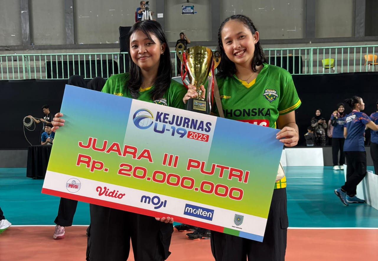 MEMBANGGAKAN: Dua mahasiwi Prodi Penjaskesrek Universitas PGRI Sumenep berhasil memperkuat tim Petrokimia di Kejurnas Bola Voli U-19 2025 hingga mendapatkan juara III pada Minggu (30/11).