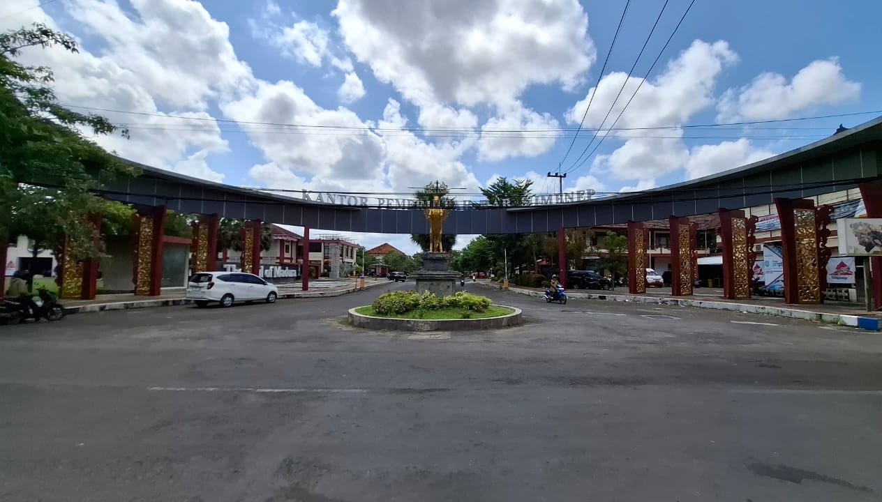 PUSAT LAYANAN: Sejumlah pengendara melintas di depan kantor Pemkab Sumenep, Selasa (2/12).