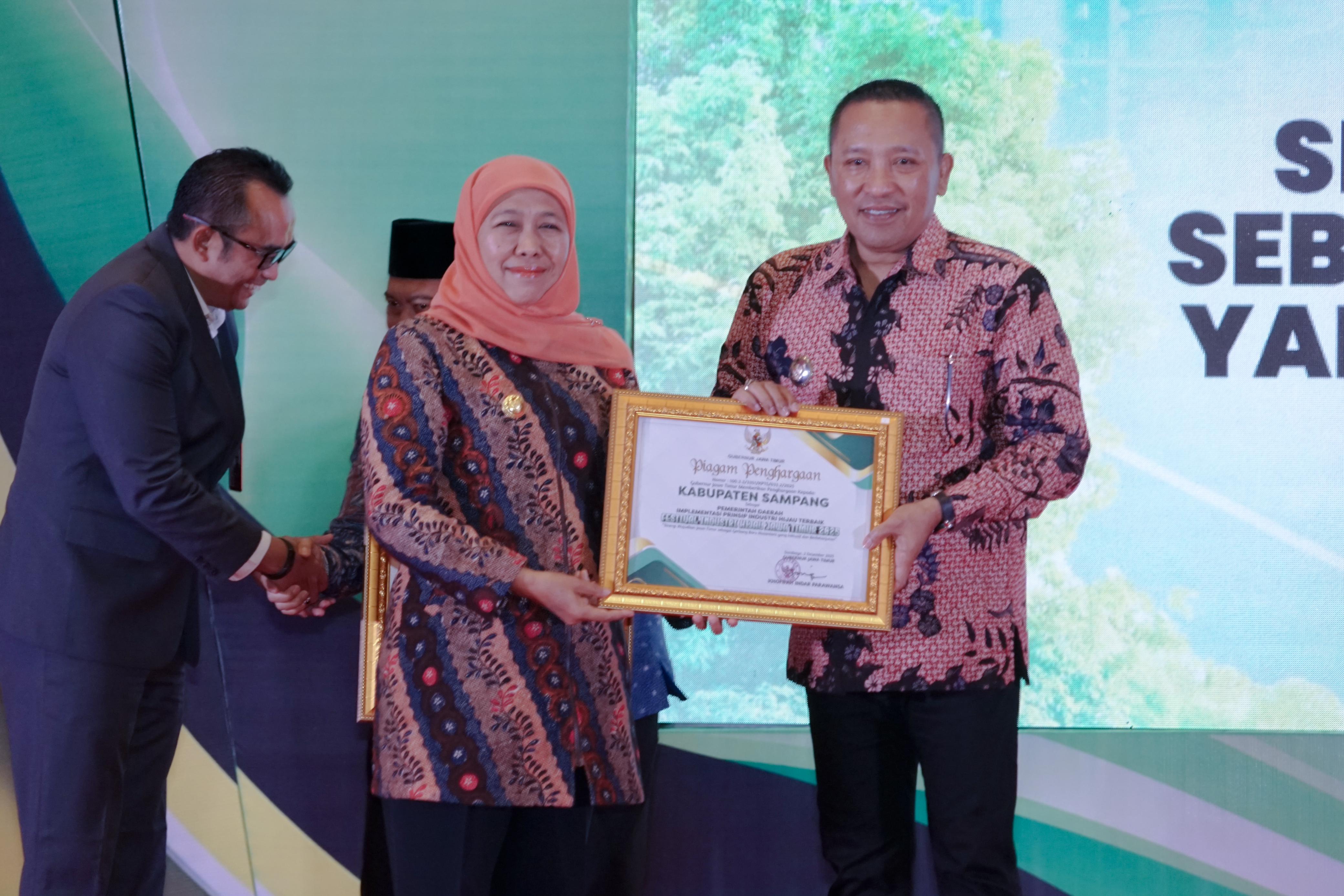 MEMBANGGAKAN: Bupati Sampang Slamet Junaidi menerima penghargaan dari Gubernur Jatim Khofifah Indar Parawansa di Surabaya, Selasa (2/12).