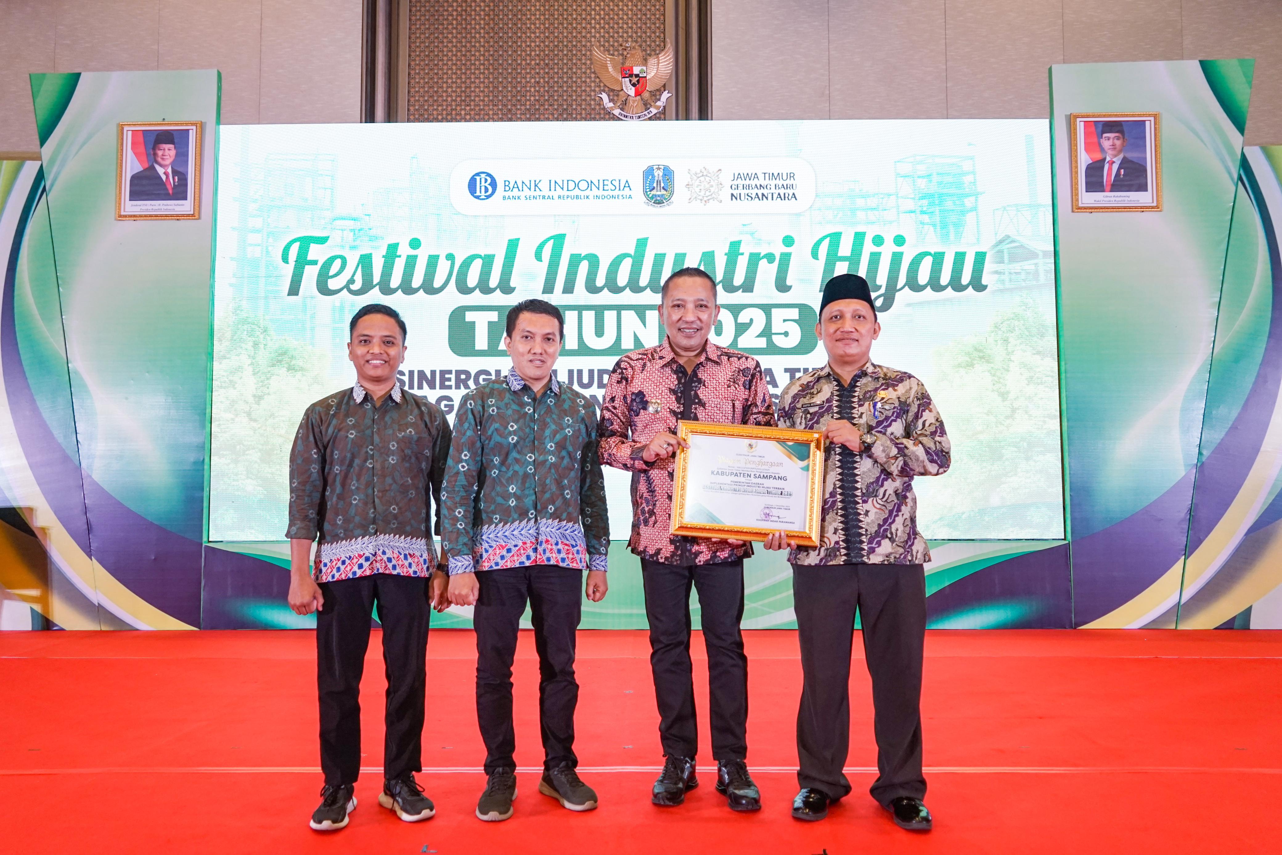 KOMITMEN: Bupati Sampang Slamet Junaidi foto bersama Plt Kepala Diskopindah Zaiful Muqoddas usai menerima penghargaan dari Gubernur Jatim di Surabaya, Selasa (2/12).