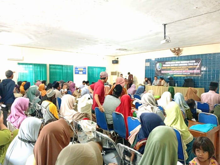 ANTRE: Buruh tani tembakau Kecamatan Sampang menunggu penyaluran BLT DBHCHT di aula kantor Dinsos PPPA Sampang Selasa (2/12). (DINSOS UNTUK JPRM)